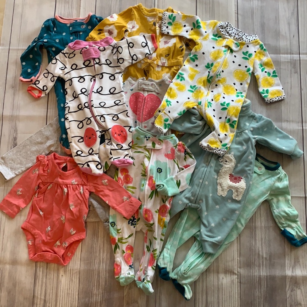 Lot of 12 pieces newborn clothing